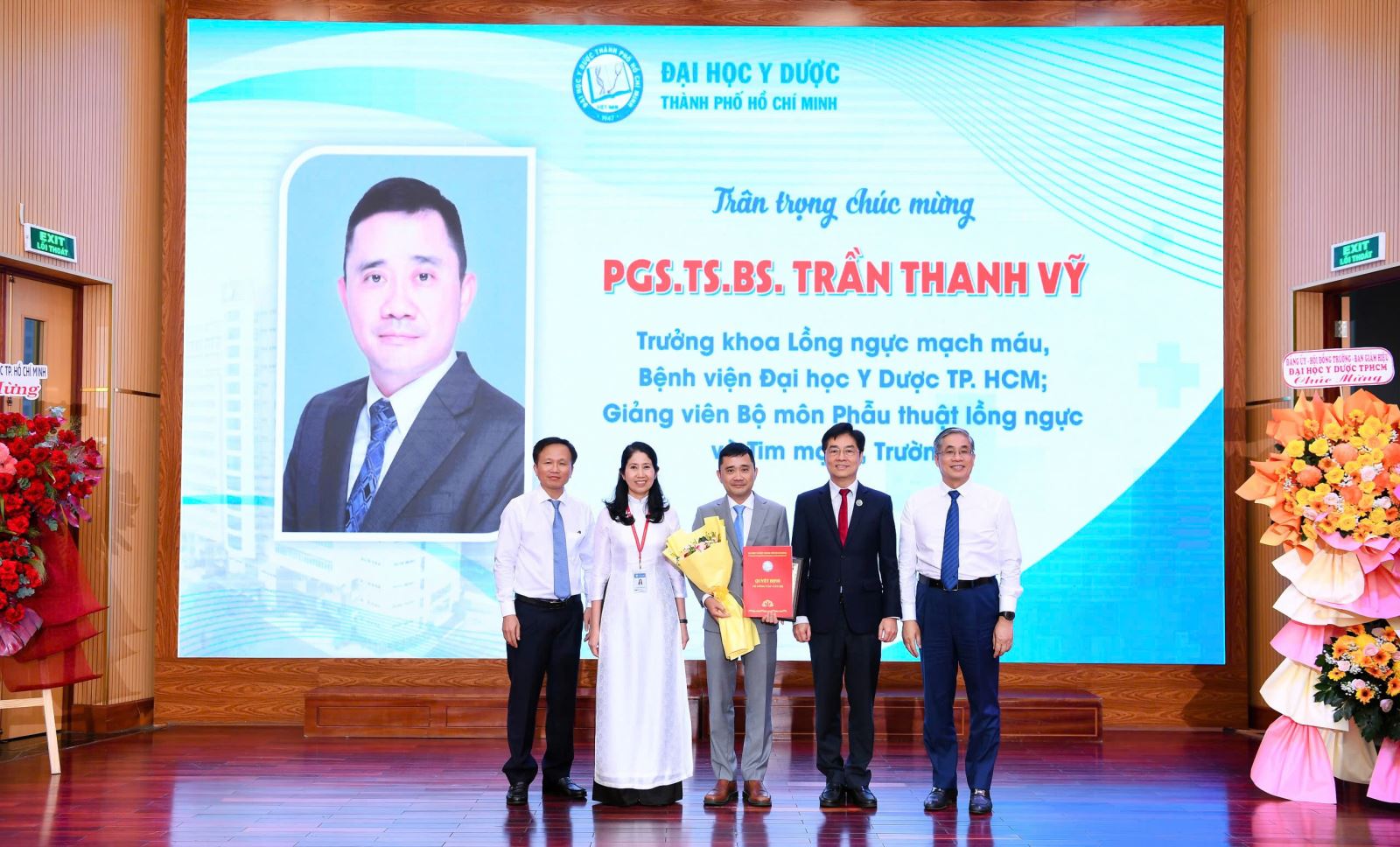 nhà trường chúc mừng BS Vỹ.jpg